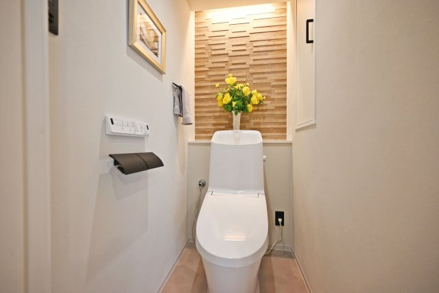 イトーピア西宮北口A棟のトイレ|シンプルで清潔感のあるトイレ空間は、限られたスペースながらも使いやすさに配慮されており、毎日気持ちよくお使いいただけます。
