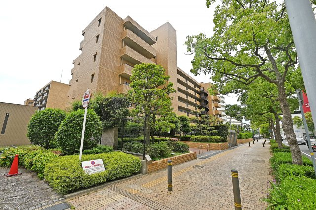 イトーピア西宮北口A棟の外観|落ち着いた街並みに映える、重厚感ある佇まい◎総戸数の多いビッグコミュニティならではの安心感も魅力の一つ！室内リフォーム完了いたしました。皆様からのご連絡を心よりお待ちしております。
