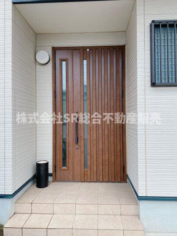 御厨東2丁目中古戸建の玄関|弊社は住宅ローンに自信がございます。
お客様にあった銀行をご紹介いたします。
お悩みの方は弊社までお気軽に
ご相談下さいませ。