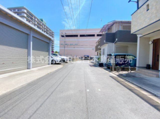 御厨東2丁目中古戸建の前面道路含む現地写真|現在、売主様居住中ですが、内覧は事前にご予約いただければ可能です！