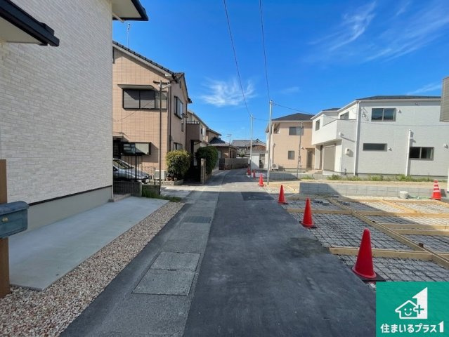 ★草津市川原　第2期　新築一戸建ての前面道路含む現地写真|周辺は落ち着いた街並みの住宅地！子育てがしやすい住環境です！まだ未完成ですが、現地でしかわからない事もございます。是非一度ご覧ください。
