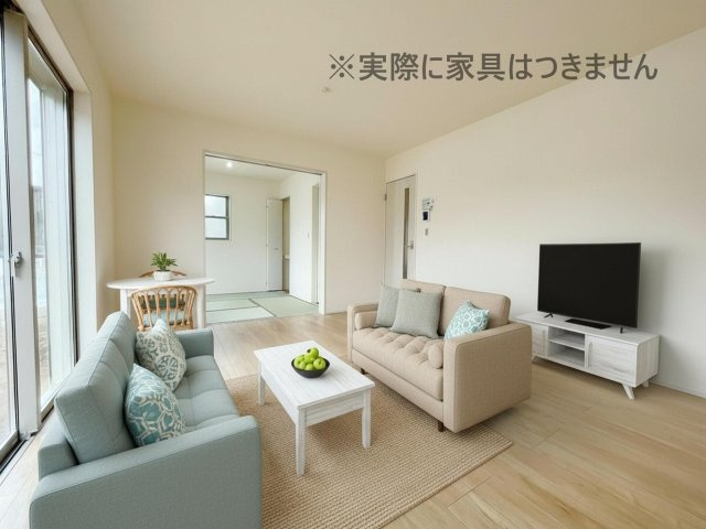新築戸建・新築建売　佐野市犬伏下町　犬伏小学校・北中学校の居間・リビング|15.7帖のLDKは南西側の窓から日差しがたっぷりと入る気持ちの良い家族団らんスペースです！