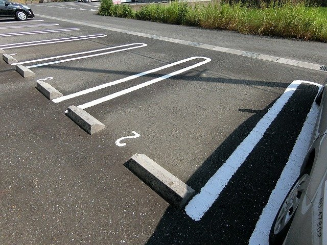 メゾン・アルモニーの駐車場