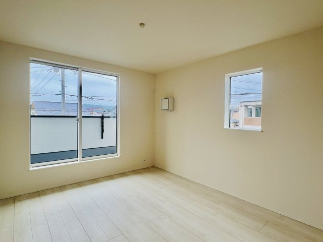 高崎上並榎町の洋室|7帖の洋室は、バルコニーへも行き来できます◎
WIC付き