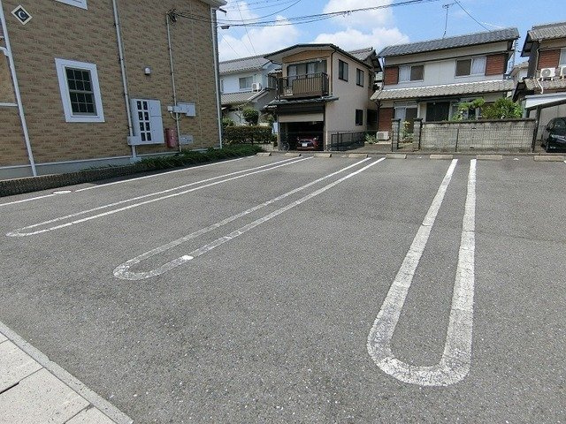 アヴニール　エテルネルＣの駐車場