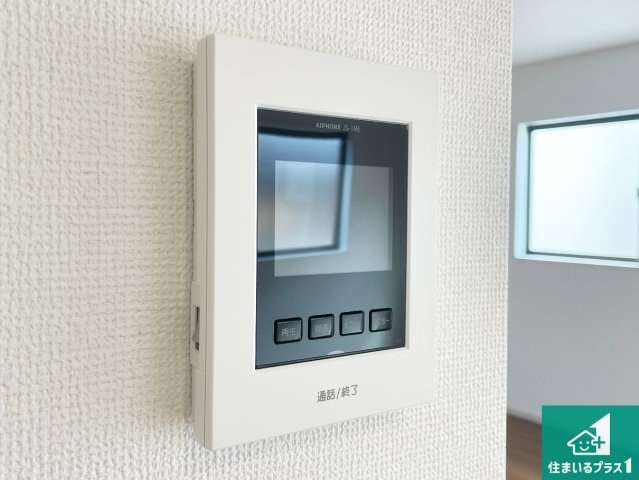 草津市川原　第2期　新築一戸建ての防犯設備|カラーモニターインターホン！声だけでなく来訪者の姿や顔がモニターで確認できるので、小さなお子様がいらっしゃるご家庭でも安心できます！