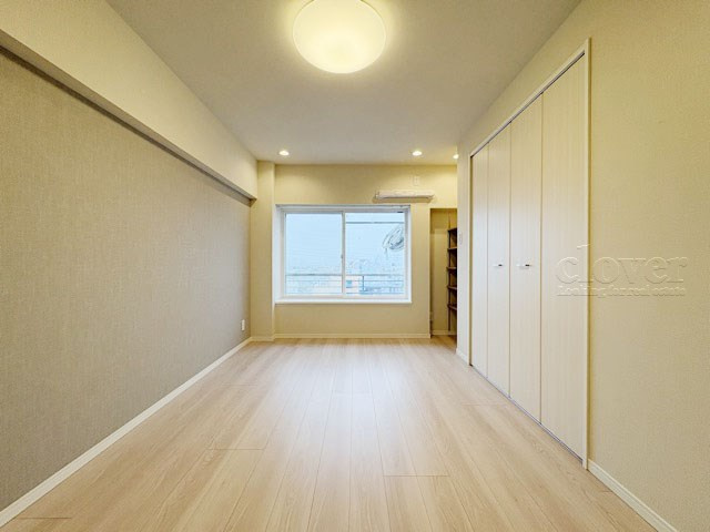【子供部屋】 | ハヤマビル | 側面にはアクセントクロスを施しており、引き締まった印象を受けます。ベッドやデスクや収納棚を、どうやって配置するかワクワクします。～即日のご見学可能～　お問合せはお気軽にどうぞ。