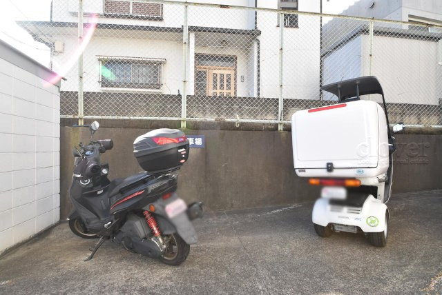 【駐車場】 | ハヤマビル | バイク置き場。空き区画の有無や駐輪料金、サイズおよび排気量規定などについては、改めてお問い合わせください。～即日のご見学可能～　お問合せはお気軽にどうぞ。