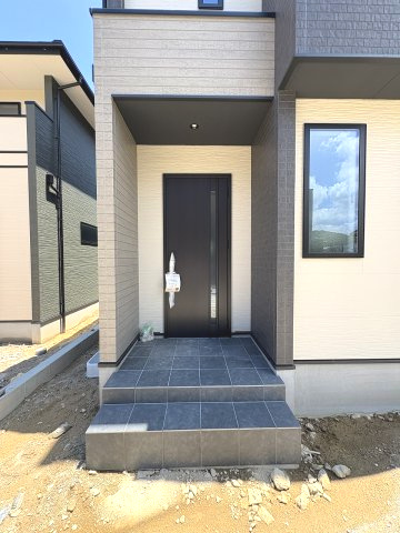 【玄関】 | 福岡市南区鶴田4丁目5期　2号棟（全3棟）【仲介手数料無料・0円】 | 現地写真。
