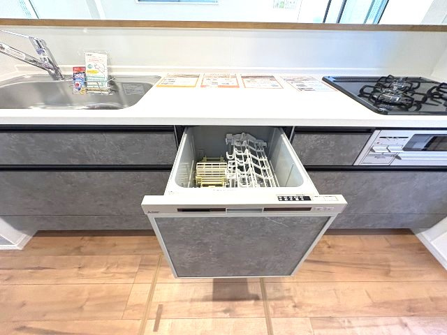 【キッチン】 | 福岡市南区鶴田4丁目5期　2号棟（全3棟）【仲介手数料無料・0円】 | 現地写真。食洗器が付いてます。