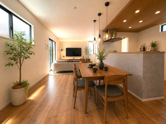 【居間・リビング】 | 福岡市南区鶴田4丁目5期　2号棟（全3棟）【仲介手数料無料・0円】 | 現地写真。家具・家電等はCGによる配置例です。物件には含まれません