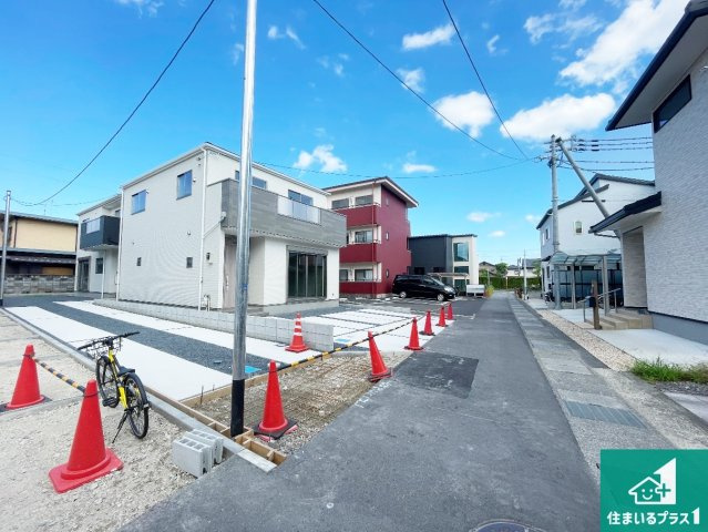 草津市川原　第2期　新築一戸建ての前面道路含む現地写真|周辺は閑静な住宅街！前面道路広々で車の出し入れも便利です。駐車が苦手な方でも安心して車庫入れできます！