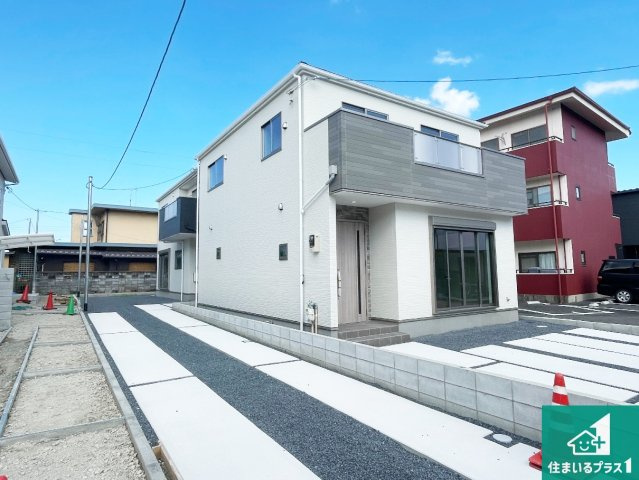 草津市川原　第2期　新築一戸建ての外観|前面道路は車の通りも少なくて安心です。
