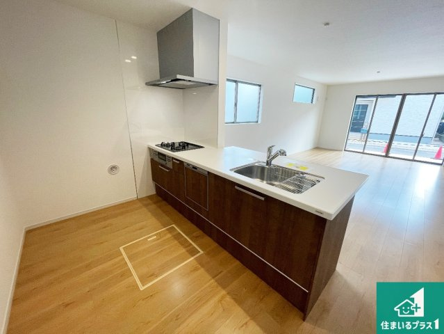 草津市川原　第2期　新築一戸建てのキッチン|子供を見守りながらお料理が出来るため家族のコミュニケーションか増えます♪スペースが広く確保されている為お子様が大きくなったときは一緒に料理を楽しめます♪