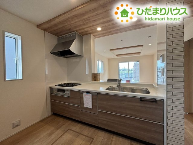 本庄市小島南1丁目　新築一戸建て　ブルーミングガーデン　02のキッチン