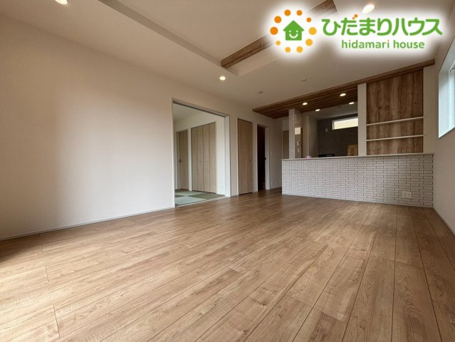 本庄市小島南1丁目　新築一戸建て　ブルーミングガーデン　02の居間・リビング