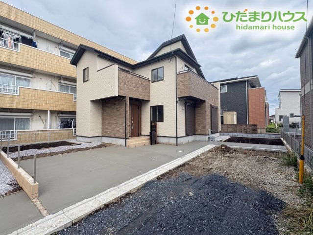 本庄市小島南1丁目　新築一戸建て　ブルーミングガーデン　02の外観|別角度からの外観写真です！ゆとりのある敷地スペースが確保されており、車や自転車の出し入れもラクラク行えます！周辺は落ち着いた住宅街のため、小さなお子様がいるご家庭でも安心してお過ごしいただけます♪