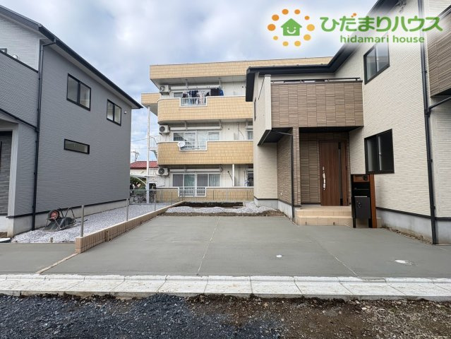 本庄市小島南1丁目　新築一戸建て　ブルーミングガーデン　02の駐車場|お車の駐車スペースもしっかり確保されたゆとりある敷地です！複数台の駐車や自転車置き場の確保もスムーズに行えます！お友達やご親戚が遊びに来た際にも便利に活用していただける広いスペースですよ♪