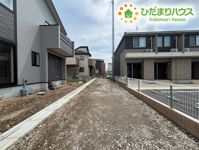 本庄市小島南1丁目　新築一戸建て　ブルーミングガーデン　02の前面道路含む現地写真