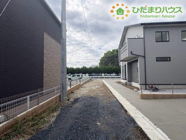 本庄市小島南1丁目　新築一戸建て　ブルーミングガーデン　02の前面道路含む現地写真|敷地前面の道路様子です！周囲に高い塀などもなく視界も良好なため、お車の出し入れも安心して行えます！交通量も落ち着いており、毎日の通勤やおでかけもストレスなくスムーズです♪