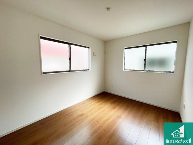 草津市川原　第2期　新築一戸建ての洋室|シンプルな洋室は、自分好みのインテリアが楽しめます♪ご家族とインテリアや家具を選びに行くのは新築購入時の醍醐味の一つです。ぜひお楽しみください♪