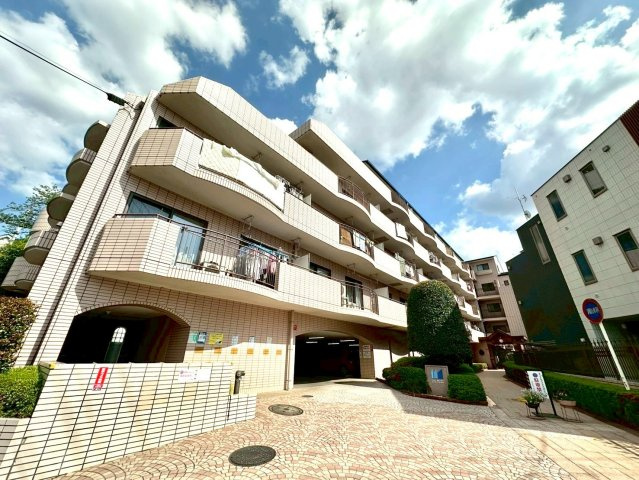 MACビユーネ中山の外観|空間全体にゆとりを感じさせる設計で、家族が自然と集まりたくなる温もりあるリビングに仕上がっています。