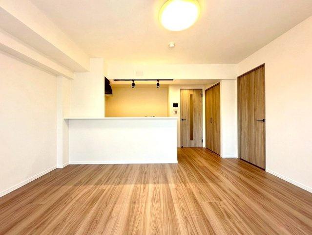 MACビユーネ中山の居間・リビング|空間全体にゆとりを感じさせる設計で、家族が自然と集まりたくなる温もりあるリビングに仕上がっています。
