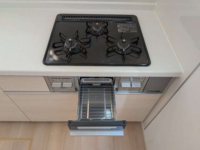 八王子市　小宮町　新築一戸建て　２４期の設備|～３口コンロでお料理の効率もアップです～