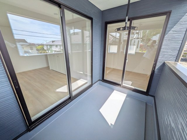 八王子市　小宮町　新築一戸建て　２４期のバルコニー|～多少の雨風ならしのげるインナーバルコニーで外出時も安心です～