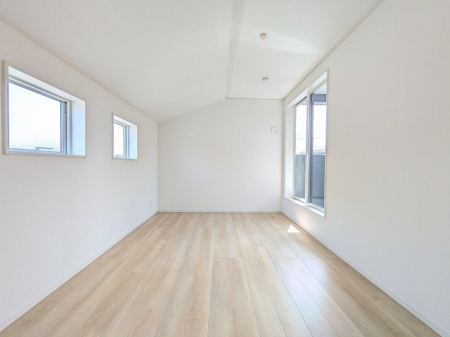 八王子市　小宮町　新築一戸建て　２４期の子供部屋|～2階7帖の洋室、両面に窓があり明るいお部屋です～