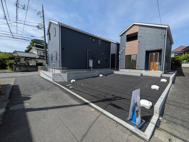 八王子市　小宮町　新築一戸建て　２４期の前面道路含む現地写真|～並列２台駐車可能カースペース～