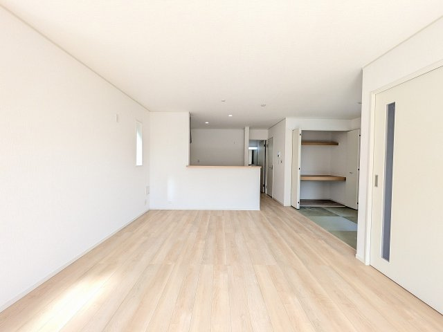 八王子市　小宮町　新築一戸建て　２４期の居間・リビング|～16帖の明るいLDKで、家族団欒の時間をお過ごしいただけます～