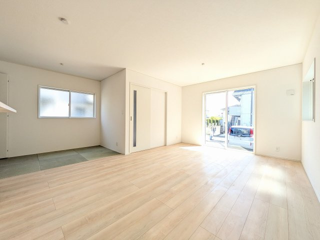 八王子市　小宮町　新築一戸建て　２４期の居間・リビング|～16帖の明るいLDKで、家族団欒の時間をお過ごしいただけます～