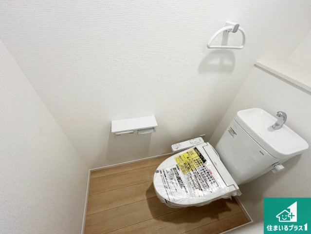 和歌山市塩屋　第4期　新築一戸建てのトイレ|シャワー洗浄機能付トイレは標準仕様。冬場は暖かシートヒーターも装備！
表面コートでキレイ長持ち！省エネ節水仕様の温水洗浄トイレ！
