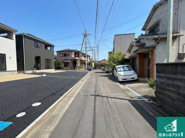 和歌山市塩屋　第4期　新築一戸建ての前面道路含む現地写真|周辺は閑静な住宅街！前面道路広々で車の出し入れも便利です。駐車が苦手な方でも安心して車庫入れできます！
