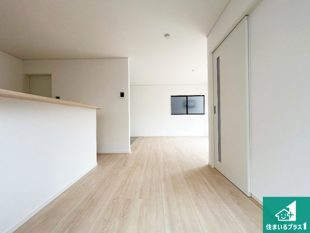 和歌山市塩屋　第4期　新築一戸建ての居間・リビング|日当たり良好の明るいリビングで朝の目覚めもスッキリできそう！対面キッチンでご家族のコミュニケーションも自然と増える設計！小さなお子様が遊ぶスペースを作っても広々とくつろげるLDK！
