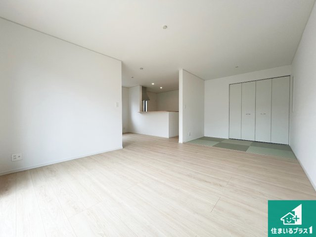 和歌山市塩屋　第4期　新築一戸建ての居間・リビング|太陽の光が差し込むとっても明るいリビング！思わず微笑みたくなる居心地の良さ。家族団らんの時間も増えそうなくつろぎのＬＤＫで、住む人のこだわりを活かすゆとりある空間♪