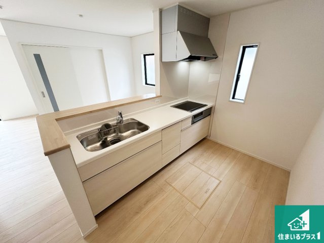和歌山市塩屋　第4期　新築一戸建てのキッチン|収納豊富！浄水器付きキッチン！お子さまの様子を見ながらお料理を楽しむことができますね。家族のコミュニケーションが増え会話もはずみそう！