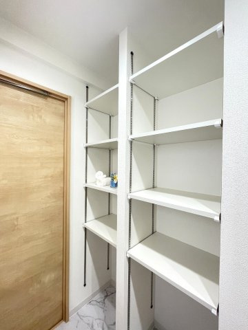 パルハイツ呉中央5丁目の脱衣所|洗面所には収納に役立つ可動式の棚が設置されています。