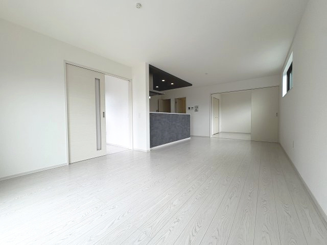 【居間・リビング】 | 福岡市南区鶴田4丁目5期　3号棟（全3棟）【仲介手数料無料・0円】 | 施工例。施工例は完成時と異なる場合があります。