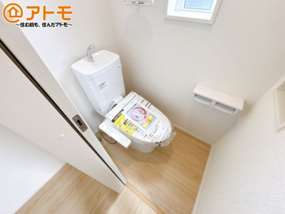 【トイレ】 | 沼津市西間門第10　新築一戸建て　2号棟 | 窓があり換気もすぐにできる、清潔感のあるトイレです♪