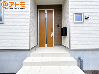 【玄関】 | 沼津市西間門第10　新築一戸建て　2号棟 | 落ち着いた色合いの玄関はダブルロックで防犯性に優れた仕様になっています♪