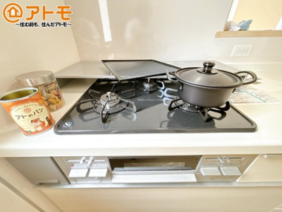 【設備】 | 沼津市西間門第10　新築一戸建て　2号棟 | ３口コンロは使い勝手がよくお料理も楽しくなりそうです♪