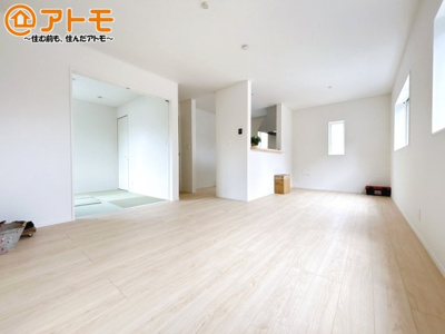 【居間・リビング】 | 沼津市西間門第10　新築一戸建て　2号棟 | 家族団らんのイメージは、リビングを思い浮かべませんか？リビングこそ広々とした空間が良いですね♪