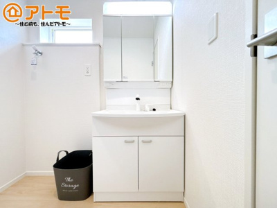 【独立洗面台】 | 沼津市西間門第10　新築一戸建て　2号棟 | 洗面所って朝に混み合いませんか？広々とした脱衣所、３面鏡の独立洗面台で朝の時間を少しお手伝い♪