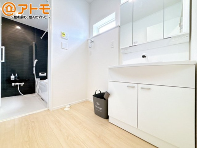 【独立洗面台】 | 沼津市西間門第10　新築一戸建て　2号棟 | 収納豊富な３面鏡の洗面化粧台は使い勝手良好♪