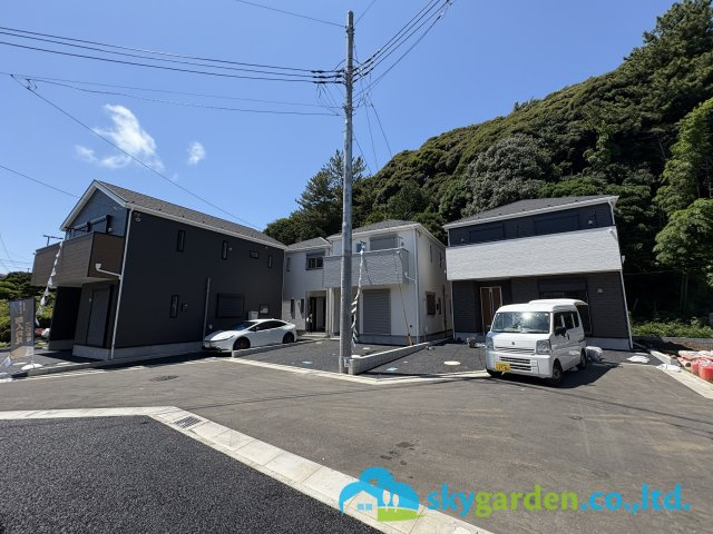 藤沢市城南第６（Ⅰ期）　新築戸建　全7棟4号棟の前面道路含む現地写真|令和8年7月10日工事中
