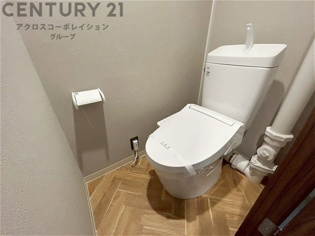 温水洗浄便座付トイレは温水洗浄機能により、暖かい水でおしりを洗浄することができ、冷たい水を使う従来の便座に比べ、温水洗浄機能で暖かいトイレを提供し、快適な使用を可能にします。
