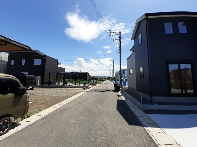 熊本市南区元三町１丁目の中古一戸建の前面道路含む現地写真