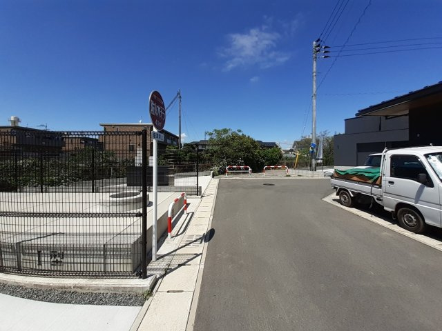 熊本市南区元三町１丁目の中古一戸建の前面道路含む現地写真